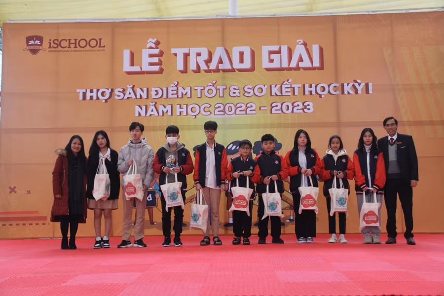 Ban giám hiệu nhà trường trao 28 giải Kim cương....