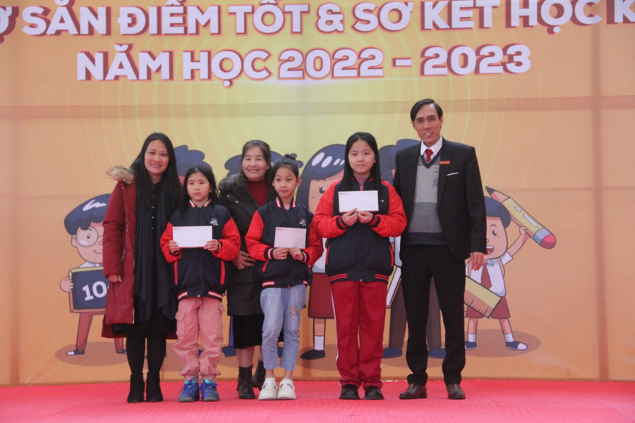 Tập thể lớp 3A1, 5A2 và 6A1 giành danh hiệu tập thể xuất sắc.