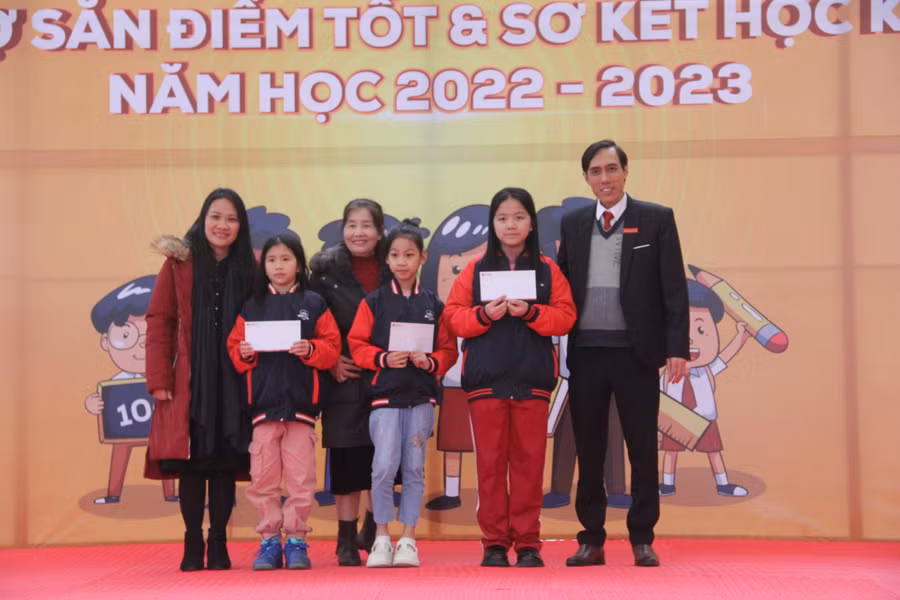 Tập thể lớp 3A1, 5A2 và 6A1 giành danh hiệu tập thể xuất sắc.