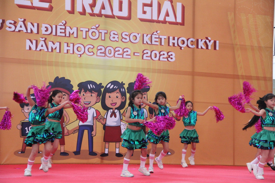 Các tiết mục sôi động do học sinh khối Tiểu học biểu diễn mở màn cho chương trình.