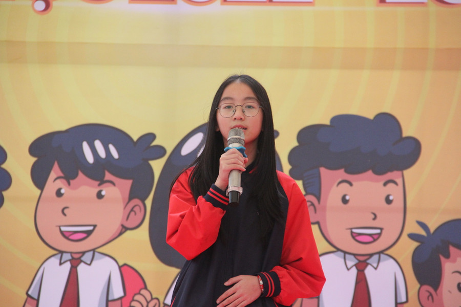 Em Võ Thanh Hà - Đại diện học sinh khối 6 phát biểu cảm xúc tại lễ trao giải.