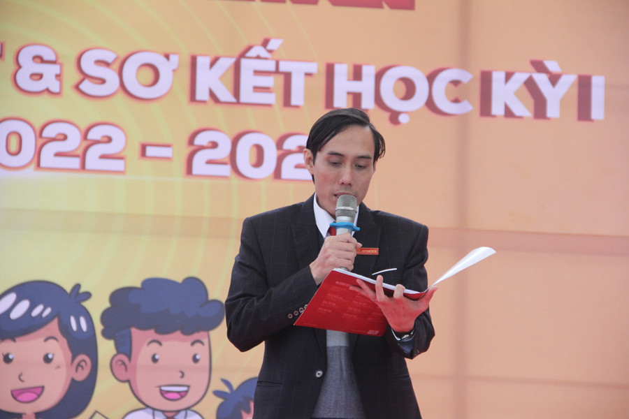 Thầy giáo Trần Hải Ngọc - Hiệu trưởng trường Quốc tế hội nhập iSchool phát biểu đánh giá kết quả học tập, thi đua trong học kỳ I năm học 2022-2023 và định hướng hoạt động trong học kỳ II của toàn trường.