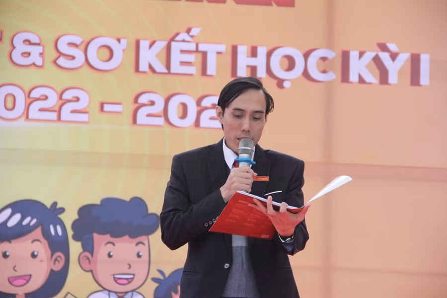 Thầy giáo Trần Hải Ngọc - Hiệu trưởng trường Quốc tế hội nhập iSchool phát biểu đánh giá kết quả học tập, thi đua trong học kỳ I năm học 2022-2023 và định hướng hoạt động trong học kỳ II của toàn trường.