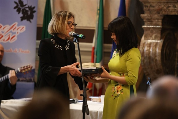 Tác giả nhận giải thưởng và quà tặng từ BTC Liên hoan thơ châu Âu. Tác giả nhận giải thưởng và quà tặng từ BTC Liên hoan thơ châu Âu.