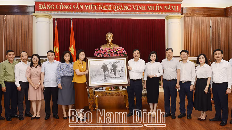 Đoàn công tác của TTXVN trao tặng tỉnh bức ảnh Bác Hồ với Nam Định.