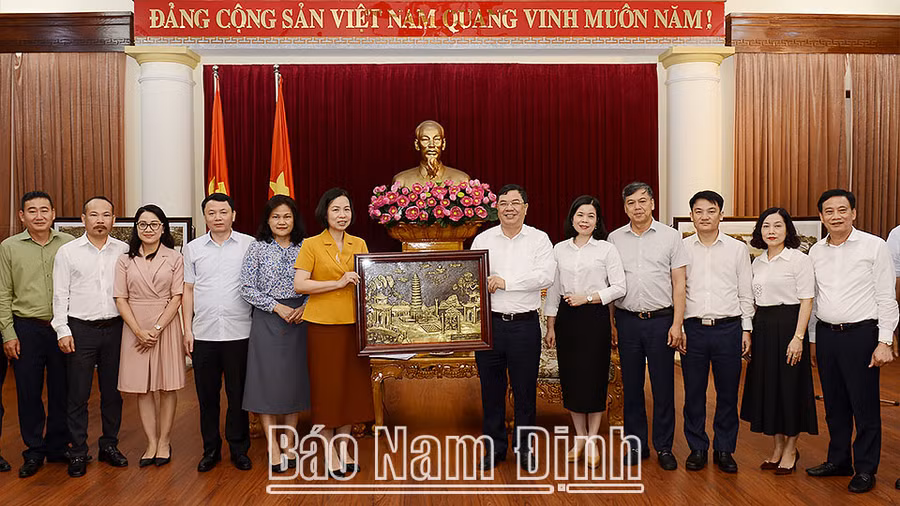 Đồng chí Bí thư Tỉnh ủy Phạm Gia Túc tặng Đoàn công tác của TTXVN bức tranh Tháp Phổ Minh- biểu tượng lịch sử- văn hóa của quê hương Nam Định.