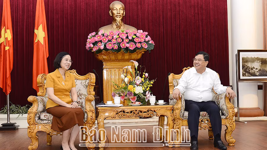 Đồng chí Bí thư Tỉnh ủy Phạm Gia Túc tiếp, làm việc với Tổng Giám đốc TTXVN Vũ Việt Trang.