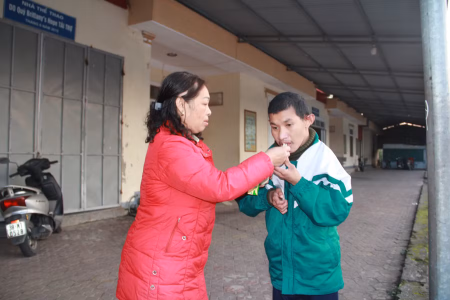 Làng trẻ hiện đang nuôi dưỡng và chăm sóc hơn 100 em có hoàn cảnh éo le. Làng trẻ hiện đang nuôi dưỡng và chăm sóc hơn 100 em có hoàn cảnh éo le.