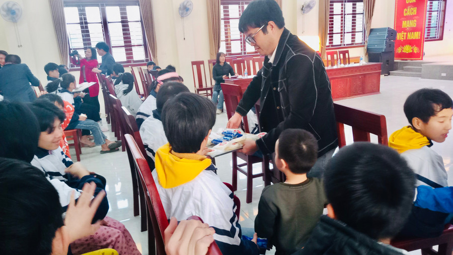 Ông Nguyễn Văn Dũng, Trưởng đại diện báo GD&amp;TĐ khu vực MTTN và...