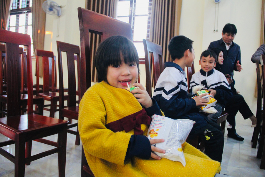 Niềm vui của các em khi được nhận những món quà đầu xuân.