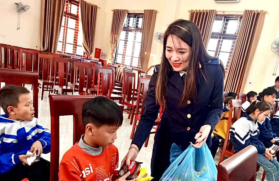 ... Bí thư Đoàn cơ sở Cục Hải quan Hà Tĩnh tặng quà cho các em tại Làng trẻ em mồ côi.