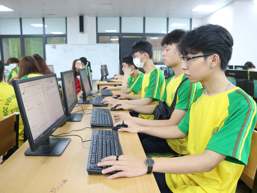 Các sinh viên tham dự cuộc thi Tài năng Anh ngữ lần thứ 7.