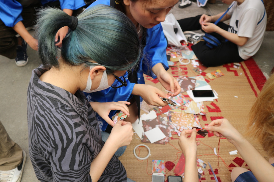 Các sinh viên tham gia trò chơi tại ngày hội.