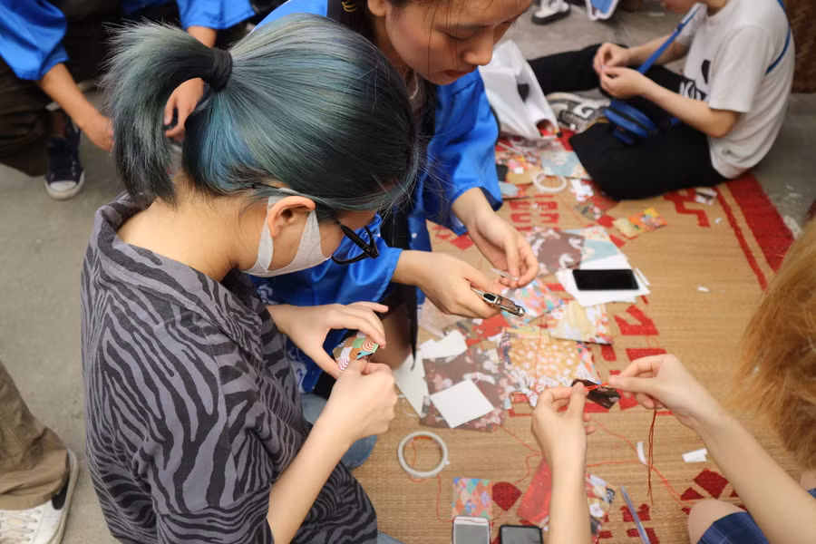 Các sinh viên tham gia trò chơi tại ngày hội.