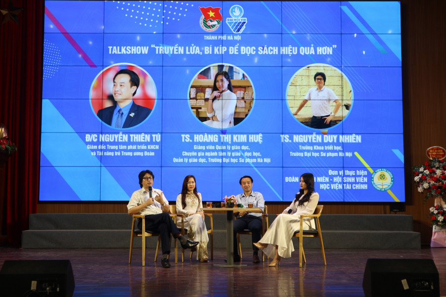 Các diễn giả và sinh viên tham gia Talkshow “Truyền lửa, bí kíp để học sách hiệu quả hơn&quot;.