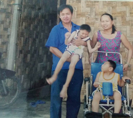 Vợ cũ của anh Nghị nuôi 2 con bại não: Vo cu cua anh Nghi nuoi 2 con bai nao: