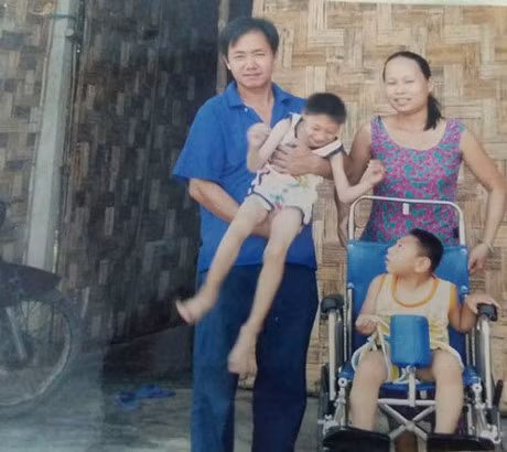 Vo cu cua anh Nghi nuoi 2 con bai nao: 