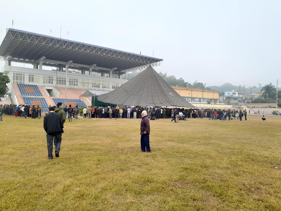 Phiên tòa đã bắt đầu nhưng nhiều người dân vẫn rải rác tới dự