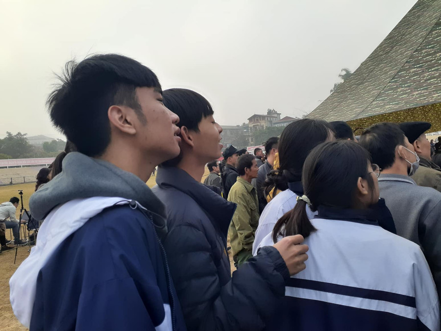 Nhiều học sinh khối THPT tranh thủ thời gian được nghỉ, đến Tòa xem xét xử. Các em cho biết đến dự tòa như một dịp học tập "giáo dục pháp luật"