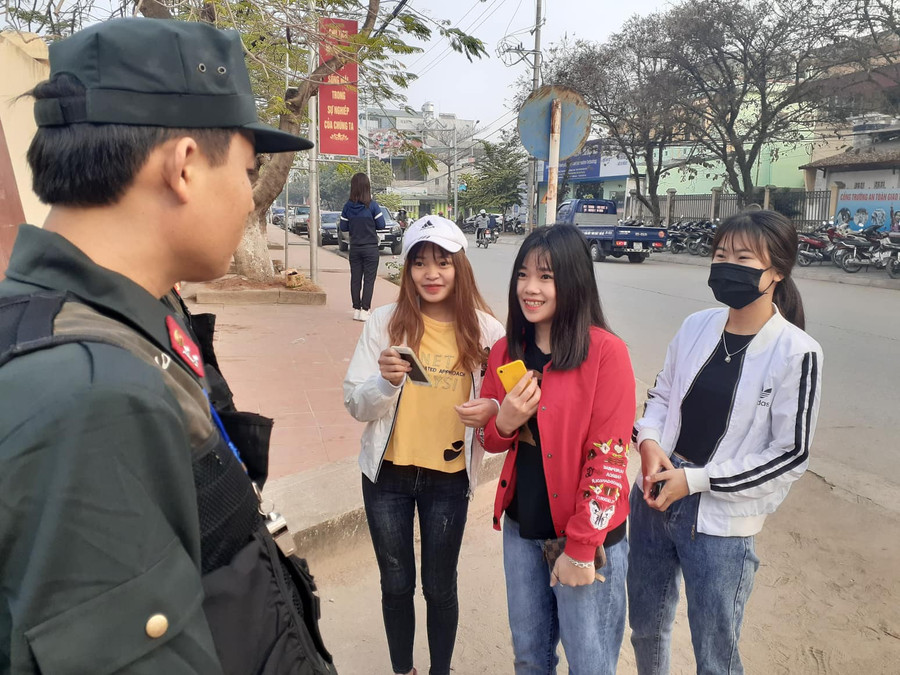 Cán bộ làm nhiệm vụ hướng dẫn người dân thực hiện nội quy tại tòa