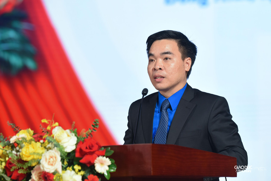 Ông Lê Thế Chuyên – Huyện ủy viên, Bí thư Huyện đoàn Đông Anh phát biểu tại buổi lễ.