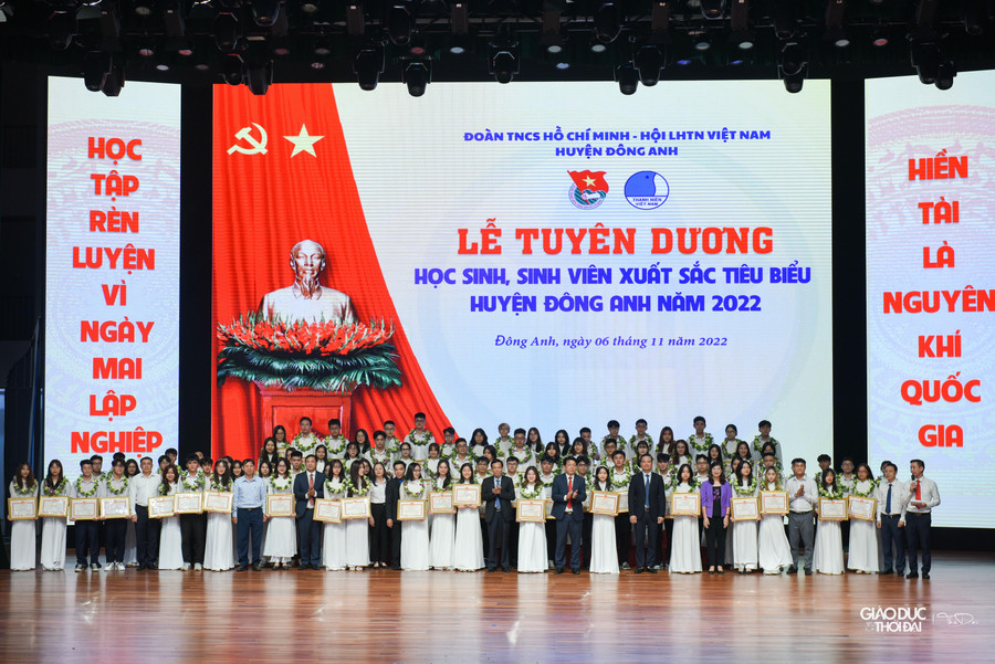 86 HSSV đỗ vào các trường đại học, học viện được tuyên dương tại buổi lễ.