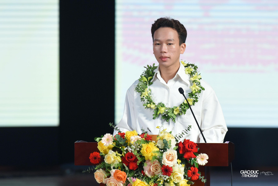 Bạn Nguyễn Quốc Anh – Tân sinh viên Đại học Bách khoa Hà Nội chia sẻ tại buổi lễ.