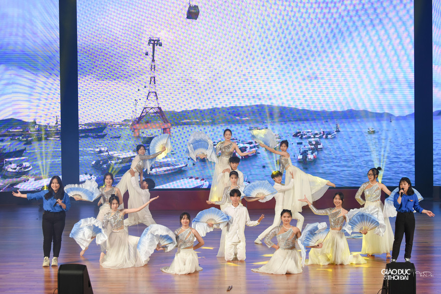 Tiết mục văn nghệ chào mừng của THCS Cổ Loa.