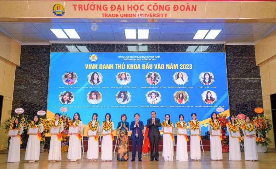 Ban Giám hiệu vinh danh, khen thưởng cho 12 Thủ khoa đầu vào.
