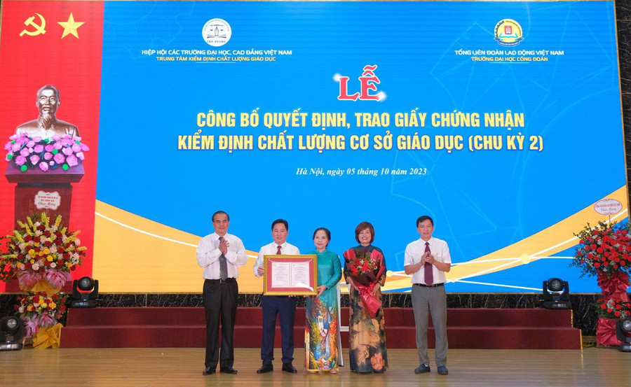 PGS.TS Nguyễn Phương Nga - Giám đốc Trung tâm Kiểm định chất lượng giáo dục, Hiệp hội các trường ĐH, CĐ Việt Nam (thứ 3 từ phải qua trái) và PGS.TS Phạm Quốc Khánh - Phó Cục trưởng Cục Quản lý chất lượng, Bộ GD&ĐT (ngoài cùng bên phải) trao Giấy chứng nhận kiểm định chất lượng cơ sở giáo dục (chu kỳ 2) cho Trường ĐH Công đoàn PGS.TS Nguyễn Phương Nga - Giám đốc Trung tâm Kiểm định chất lượng giáo dục, Hiệp hội các trường ĐH, CĐ Việt Nam (thứ 3 từ phải qua trái) và PGS.TS Phạm Quốc Khánh - Phó Cục trưởng Cục Quản lý chất lượng, Bộ GD&ĐT (ngoài cùng bên phải) trao Giấy chứng nhận kiểm định chất lượng cơ sở giáo dục (chu kỳ 2) cho Trường ĐH Công đoàn