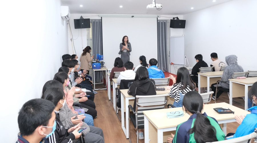 Bà Bùi Thị Ngần chia sẻ một số kỹ năng và năng lực tự học cho học sinh, sinh viên. Ảnh: NVCC. Bà Bùi Thị Ngần chia sẻ một số kỹ năng và năng lực tự học cho học sinh, sinh viên. Ảnh: NVCC.