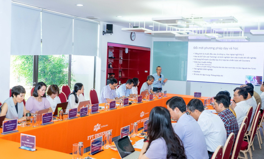 TS Nguyễn Khắc Thành báo cáo tại buổi làm việc.