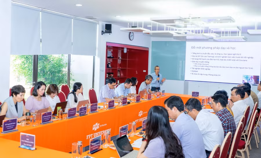 TS Nguyễn Khắc Thành báo cáo tại buổi làm việc.