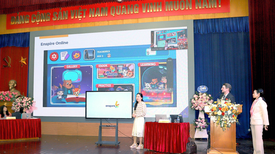Đại biểu trình bày tham luận tại hội thảo. Đại biểu trình bày tham luận tại hội thảo.