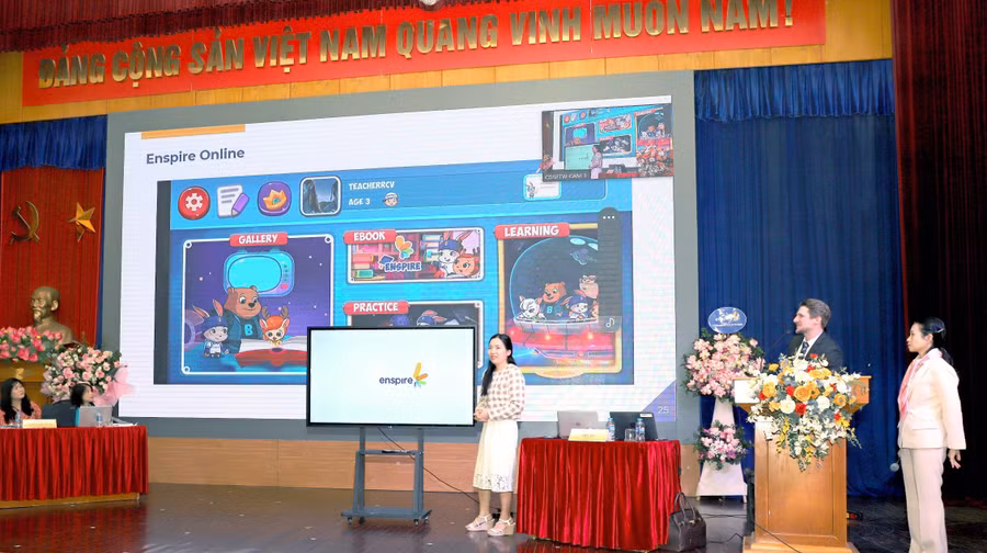 Đại biểu trình bày tham luận tại hội thảo.