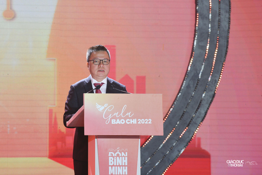 Ông Lê Quốc Minh, Ủy viên Trung ương Đảng, Tổng Biên tập Báo Nhân Dân, Phó Trưởng Ban Tuyên giáo Trung ương, Chủ tịch Hội Nhà báo Việt Nam phát biểu tại lễ trao giải. Ông Lê Quốc Minh, Ủy viên Trung ương Đảng, Tổng Biên tập Báo Nhân Dân, Phó Trưởng Ban Tuyên giáo Trung ương, Chủ tịch Hội Nhà báo Việt Nam phát biểu tại lễ trao giải.