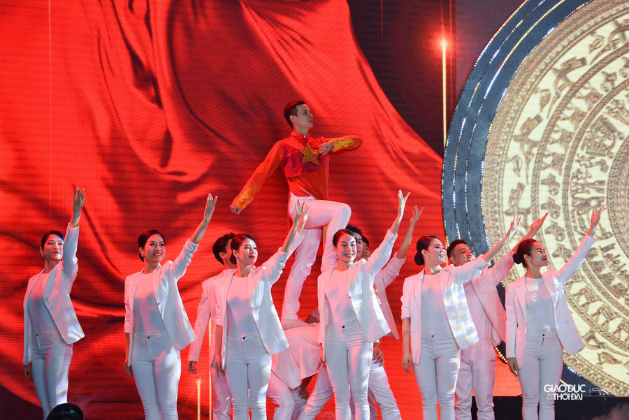 Giải ảnh “Khoảnh khắc báo chí năm 2021” năm nay đã nhận được sự tham gia của hơn 200 tác giả với hàng trăm bức ảnh. Những tác giả đoạt giải lần này như một sự tôn vinh và ghi nhận tinh thần năng động, sáng tạo của người làm báo. Giải ảnh “Khoảnh khắc báo chí năm 2021” năm nay đã nhận được sự tham gia của hơn 200 tác giả với hàng trăm bức ảnh. Những tác giả đoạt giải lần này như một sự tôn vinh và ghi nhận tinh thần năng động, sáng tạo của người làm báo.