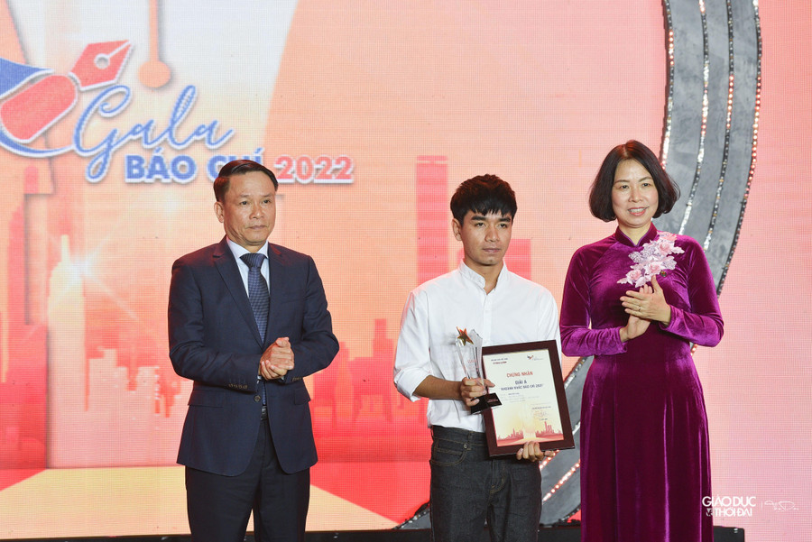 Tổng Giám đốc TTXVN Vũ Việt Trang và Phó Chủ tịch thường trực Hội Nhà báo Việt Nam Nguyễn Đức Lợi trao giải A cho tác giả Đinh Đức Long (Báo điện tử Dân trí) với tác phẩm "Đêm trắng ở thành trì cuối cùng chặn Covid-19 tại Thành phố Hồ Chí Minh". Tổng Giám đốc TTXVN Vũ Việt Trang và Phó Chủ tịch thường trực Hội Nhà báo Việt Nam Nguyễn Đức Lợi trao giải A cho tác giả Đinh Đức Long (Báo điện tử Dân trí) với tác phẩm "Đêm trắng ở thành trì cuối cùng chặn Covid-19 tại Thành phố Hồ Chí Minh".