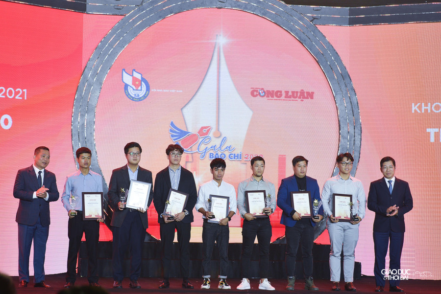 Ban tổ chức trao giải Top 10 cho các tác giả. Ban tổ chức trao giải Top 10 cho các tác giả.