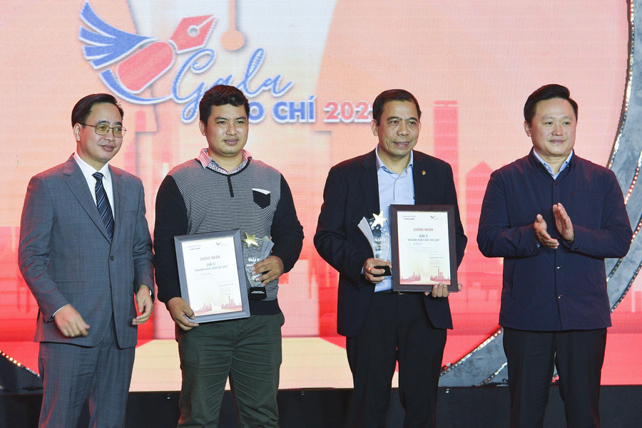 Ban Tổ chức trao giải C cho các tác giả đoạt giải. Ban Tổ chức trao giải C cho các tác giả đoạt giải.