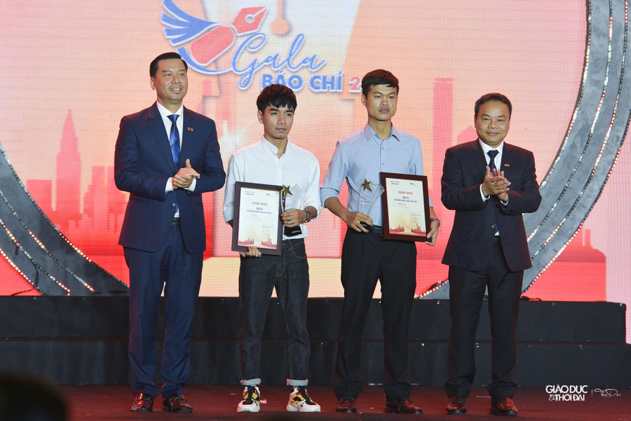 Trao giải cho các tác giả đoạt giải B. Trao giải cho các tác giả đoạt giải B.