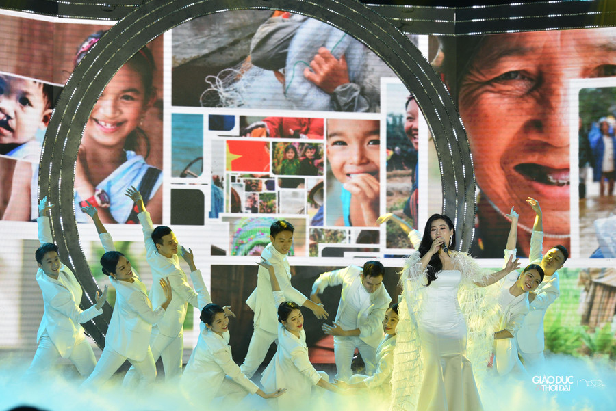 Tiết mục văn nghệ chào mừng. Tiết mục văn nghệ chào mừng.