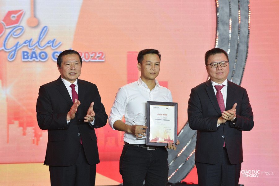 Đồng chí Lê Quốc Minh, Ủy viên Trung ương Đảng, Tổng Biên tập Báo Nhân Dân, Phó trưởng Ban Tuyên giáo Trung ương, Chủ tịch Hội Nhà báo Việt Nam và đồng chí Lại Xuân Môn, Phó trưởng Ban Thường trực Ban Tuyên giáo Trung ương trao giải đặc biệt cho tác giả Lưu Trọng Đạt (TTXVN) với tác phẩm Lời khẩn cầu từ dòng Đà Giang. Đồng chí Lê Quốc Minh, Ủy viên Trung ương Đảng, Tổng Biên tập Báo Nhân Dân, Phó trưởng Ban Tuyên giáo Trung ương, Chủ tịch Hội Nhà báo Việt Nam và đồng chí Lại Xuân Môn, Phó trưởng Ban Thường trực Ban Tuyên giáo Trung ương trao giải đặc biệt cho tác giả Lưu Trọng Đạt (TTXVN) với tác phẩm Lời khẩn cầu từ dòng Đà Giang.