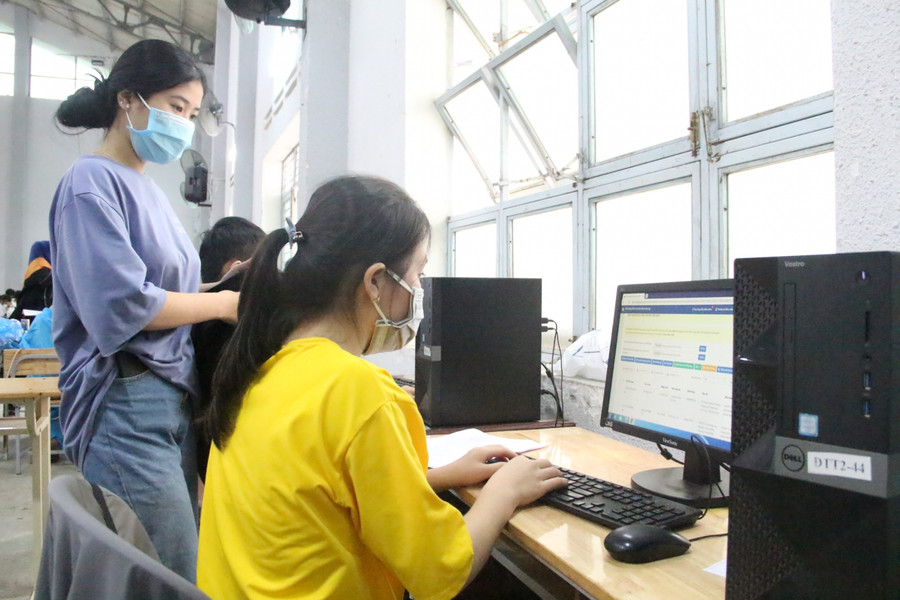 Sau khi tiêm vắc xin, học sinh được cập nhật thông tin lên Nền tảng tiêm chủng Covid-19 quốc gia. Sau khi tiêm vắc xin, học sinh được cập nhật thông tin lên Nền tảng tiêm chủng Covid-19 quốc gia.