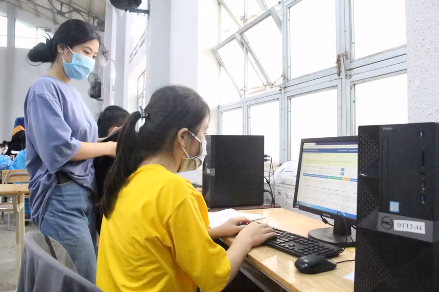 Sau khi tiêm vắc xin, học sinh được cập nhật thông tin lên Nền tảng tiêm chủng Covid-19 quốc gia.