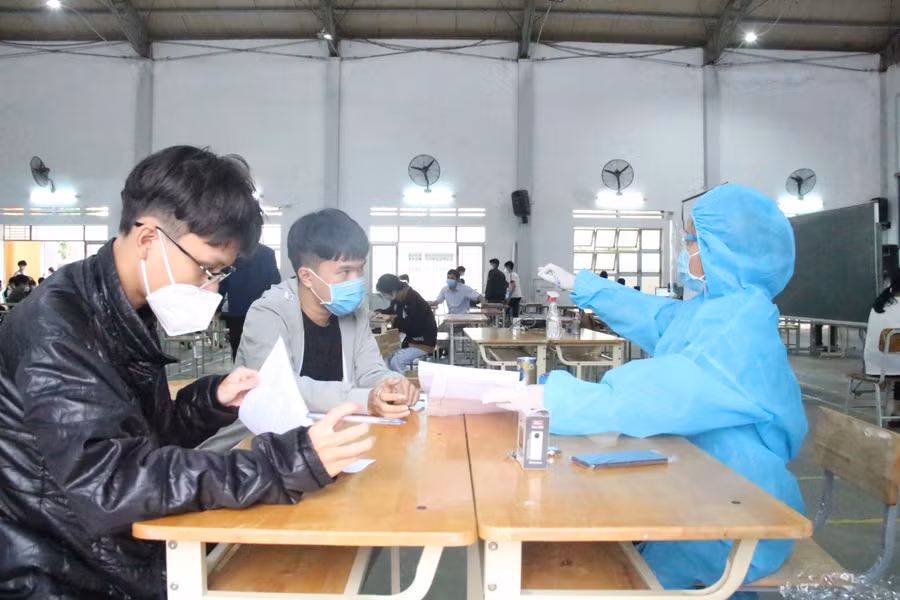 Học sinh Trường THPT Kon Tum (TP Kon Tum) khám sàng lọc, kiểm tra trước khi tiêm vắc xin.