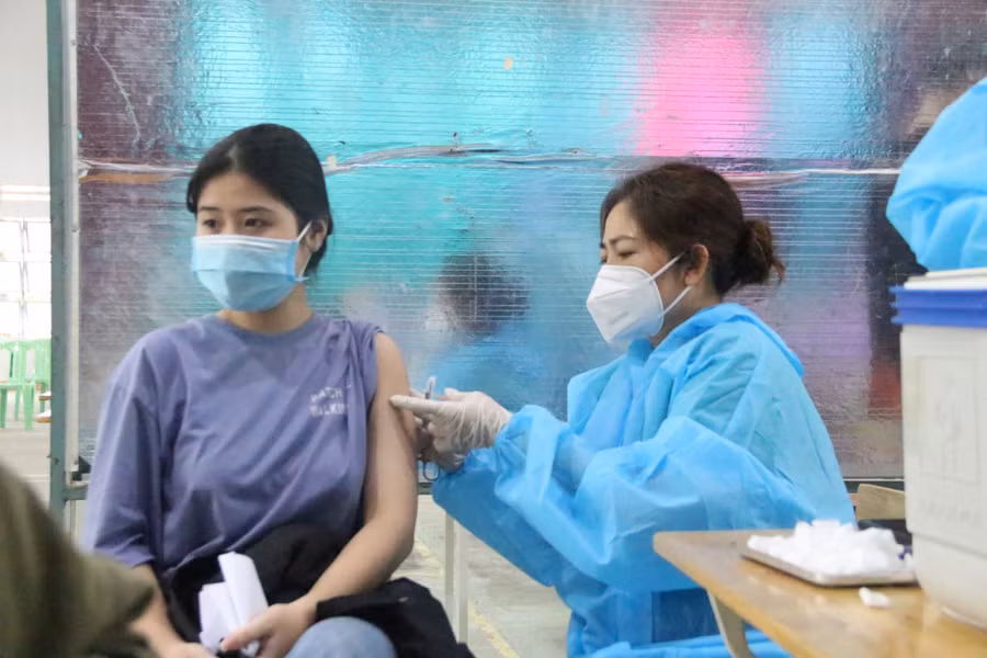 Sau khi được nhân viên y tế giải thích, động viên học sinh yên tâm hơn khi tiêm vắc xin. Dự kiến học sinh THPT trên địa bàn thành phố sẽ được tiêm vắc xin phòng Covid-19 từ ngày 28-30/11.