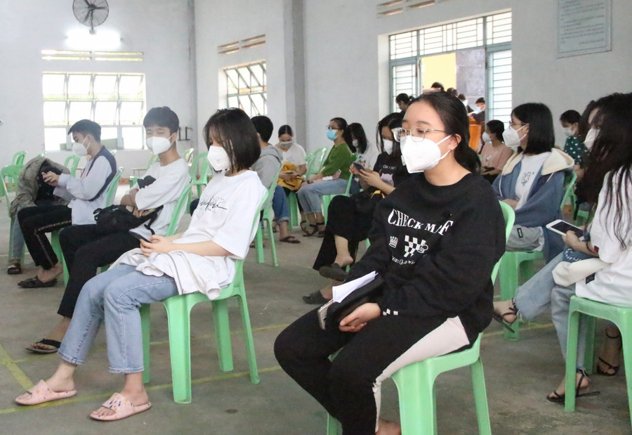 Học sinh ngồi theo dõi sức khoẻ sau khi tiêm vắc xin. Học sinh ngồi theo dõi sức khoẻ sau khi tiêm vắc xin.