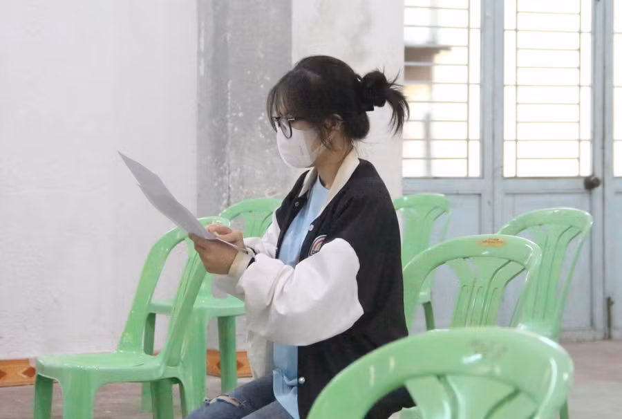 Học sinh ngồi chờ đến lượt tiêm vắc xin.