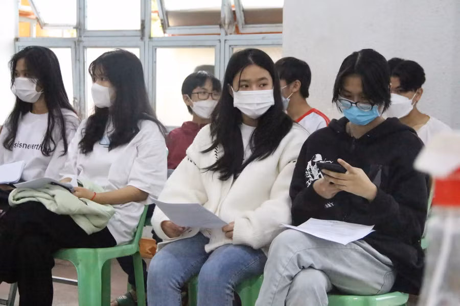 Trước khi tiêm vắc xin phần lớn các em học sinh khá lo lắng.